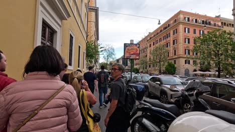 grupo caminando por una calle concurrida en florencia