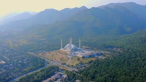 4k videos de islamabad, la mezquita shah faisal es la mezquita en islamabad, pakistán. ubicada en las estribaciones de las colinas de margalla. el diseño de la mezquita más grande de la arquitectura islámica, imágenes de drones de mezquitas