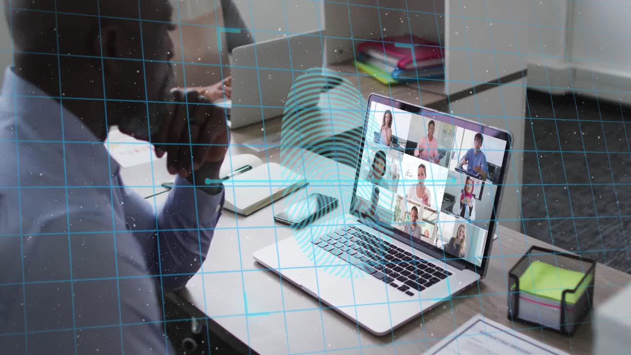 animación del procesamiento de datos sobre un hombre de negocios afroamericano haciendo una videollamada