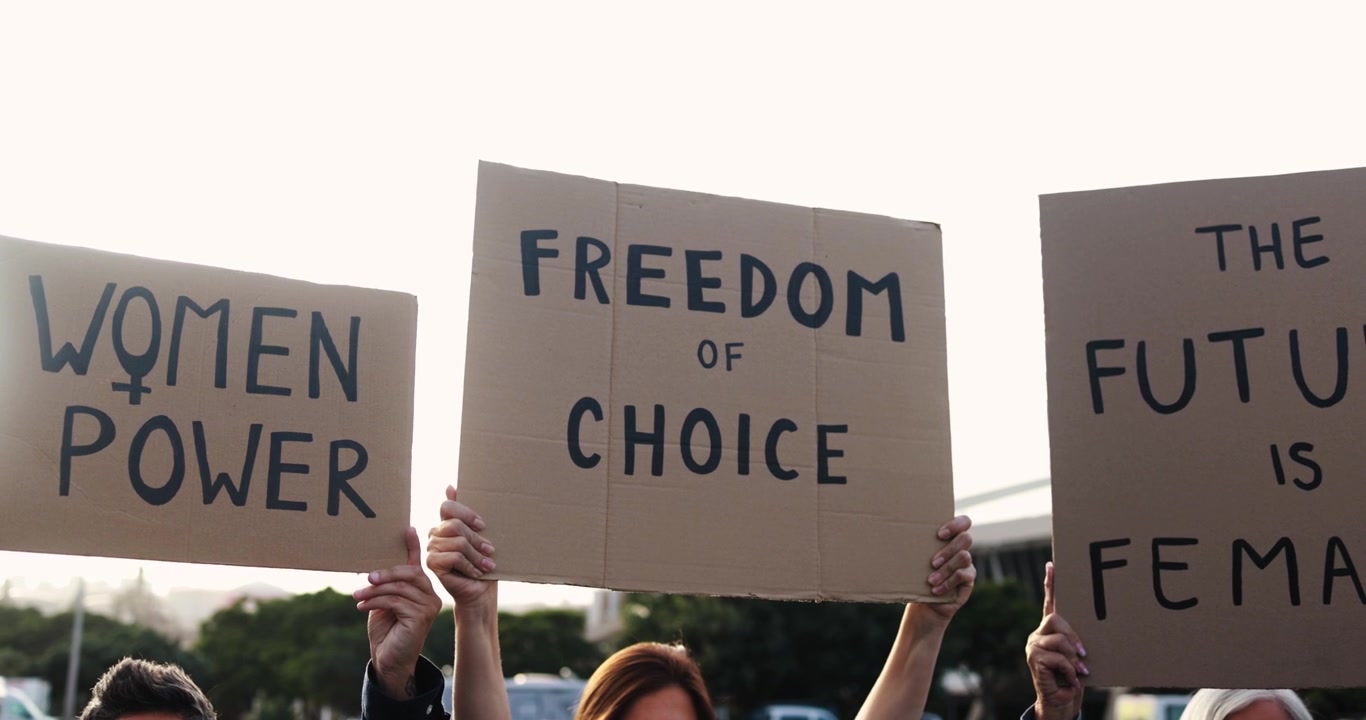 Kadın Hakları ve Güçlenmesi İçin Protesto Pankartları Tutan İnsanlar