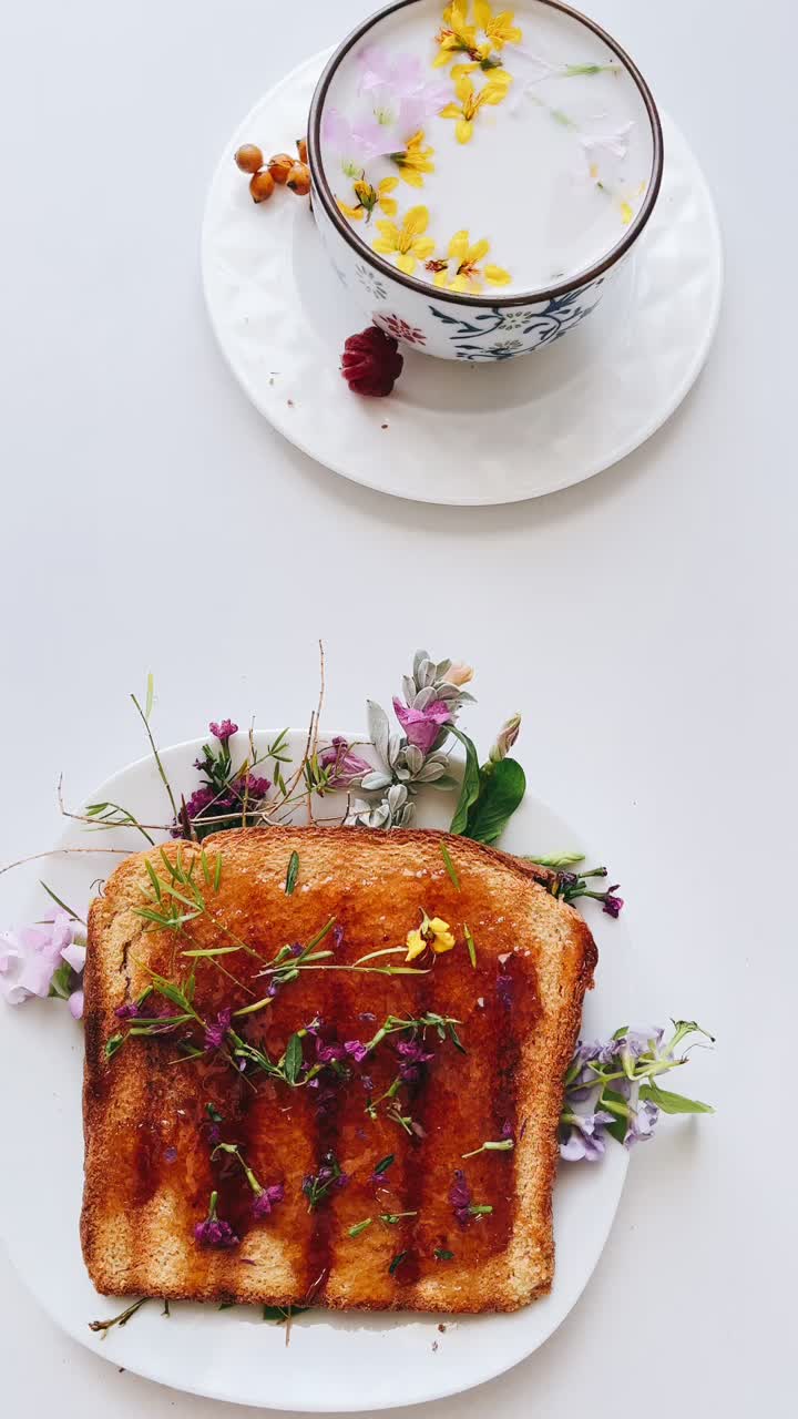 desayuno floral con tostadas y bebidas