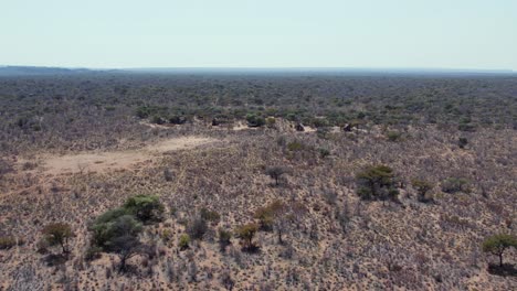 Antena:-Alojamiento-En-Un-Campamento-De-Safari-En-El-Parque-Nacional-De-La-Meseta-De-Waterberg,-Namibia