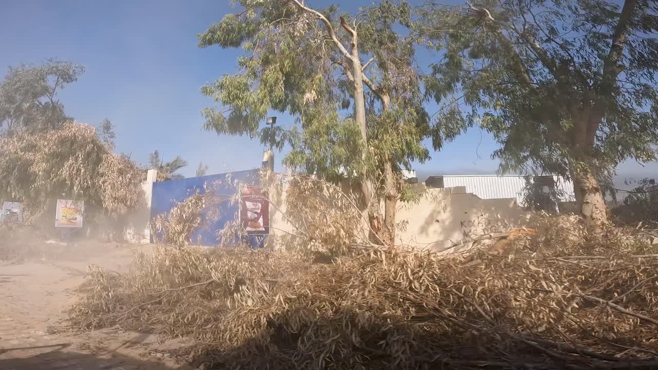 patrullando en gaza a través de una zona con unos pocos edificios todavía en pie