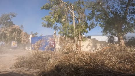 patrullando en gaza a través de una zona con unos pocos edificios todavía en pie