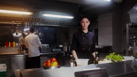 cocineros profesionales en una cocina de un restaurante ocupado