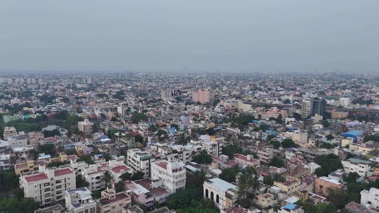 Video aereo dell'intera città di Chennai, piena di case, edifici, appartamenti, ecc.