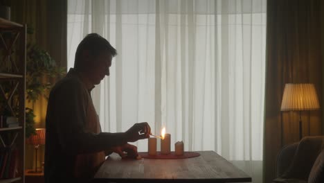 una pareja disfrutando de una cena romántica.