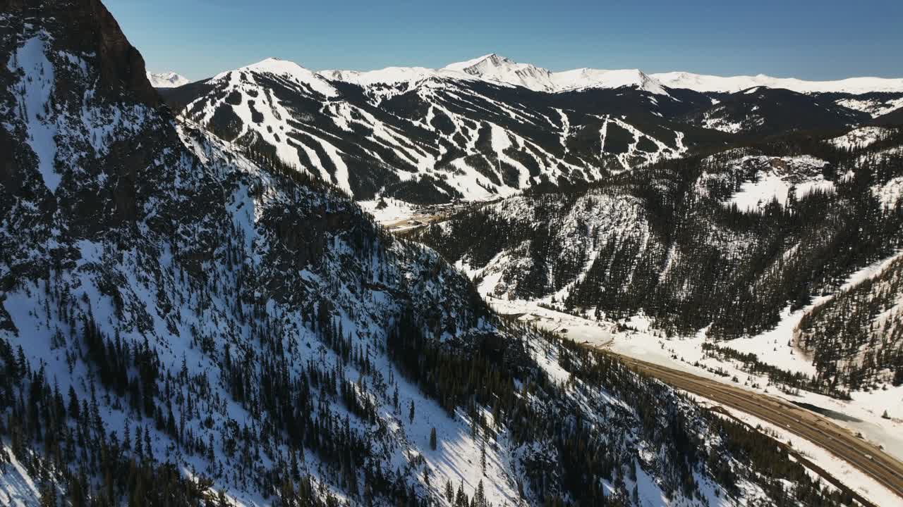 drone dolley tiro inclinado de la alta montaña de cobre en invierno en un día soleado