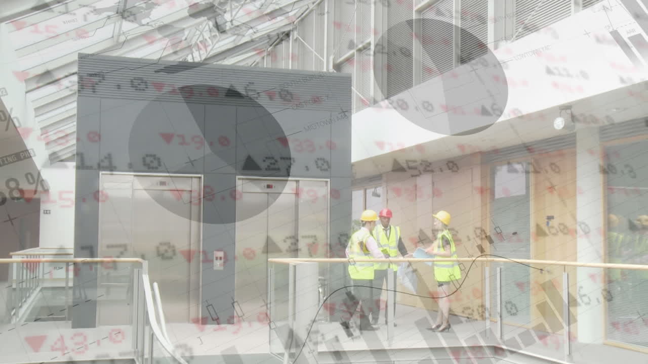 arquitectos discutiendo planos mientras los datos y las estadísticas del mercado de valores se mueven en primer plano.