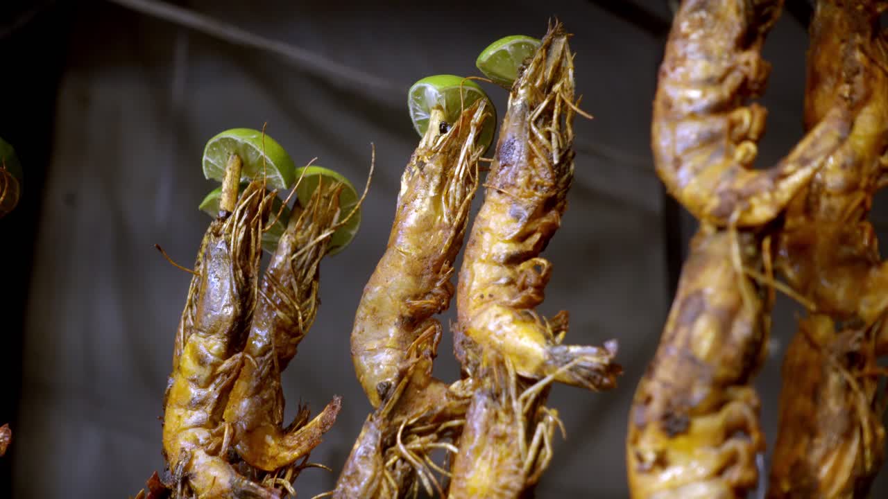Spiedini di gamberi alla griglia con lime al festival di Cholula, gustosi e festosi