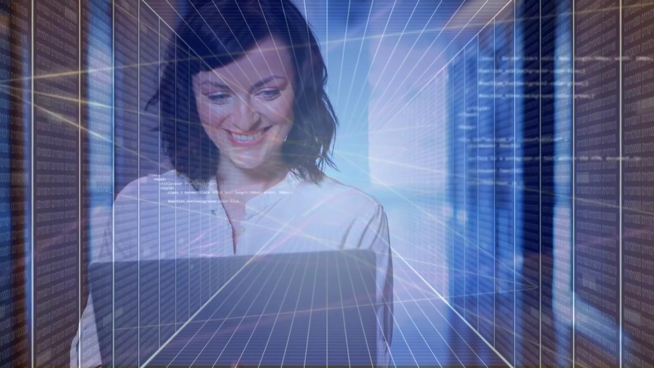 Donna che tiene in mano un laptop e fissa lo schermo, con una sovrapposizione di griglia e codice per una demo IT, sorridente e calma.