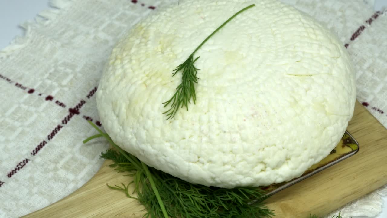 queso blanco y redondo hecho en casa.