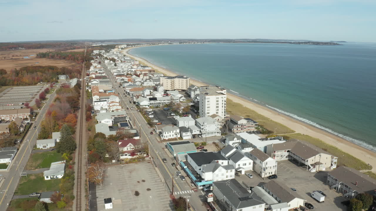Riprese aeree con drone della costa di Old Orchard Beach, Maine, in autunno.