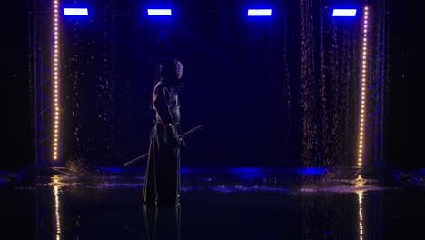 actuación de kendo bajo la lluvia