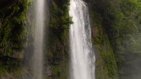 la cámara muestra la poderosa cascada de nauyaca en costa rica en cámara lenta