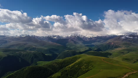 Región-Del-Elbrus.-Volando-Sobre-Una-Meseta-Montañosa.-Hermoso-Paisaje-De-La-Naturaleza.