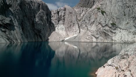 Drohnenlandung-Auf-Einer-Abgelegenen-Blauen-Lagune-Mit-Großen-Granitwänden-In-Der-Umgebung