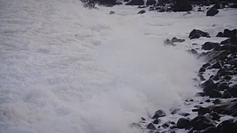 Grandes-Olas-Llegan-A-La-Costa-De-Hawaii-En-Cámara-Lenta-Y-Rompen-A-Lo-Largo-De-Una-Costa-Rocosa-1