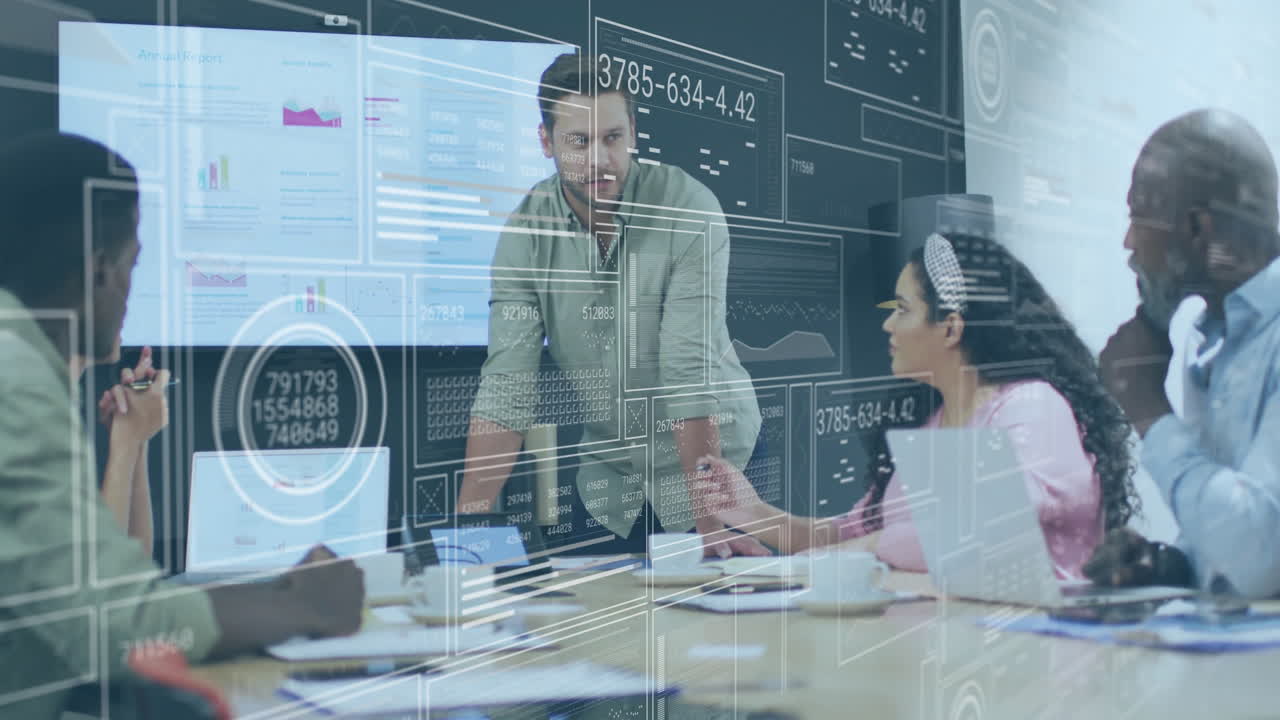 animación del procesamiento de datos financieros sobre diversas personas de negocios en la oficina