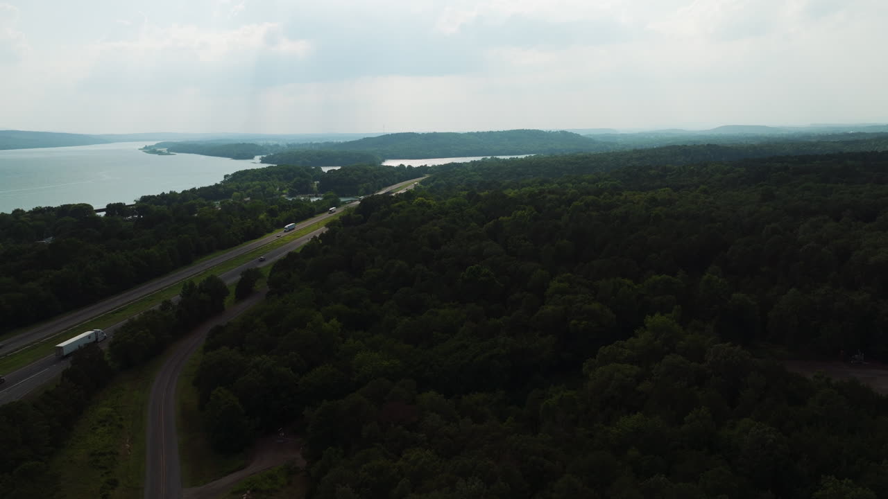 vista aérea sobre la densa vegetación exuberante que rodea el parque spadra en clarksville, arkansas, estados unidos - toma de avión no tripulado