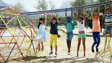 Glückliche-Schulkinder,-Die-An-Der-Kletterstange-Hängen