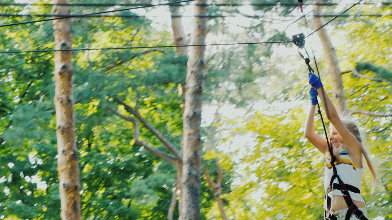 el niño baja rápidamente por la cuerda entretenimiento en la ciudad de la cuerda