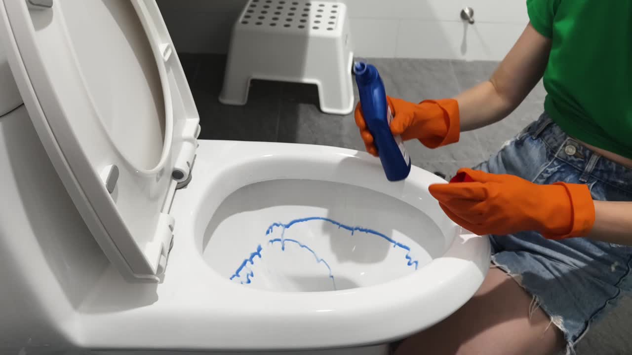 limpiando un inodoro