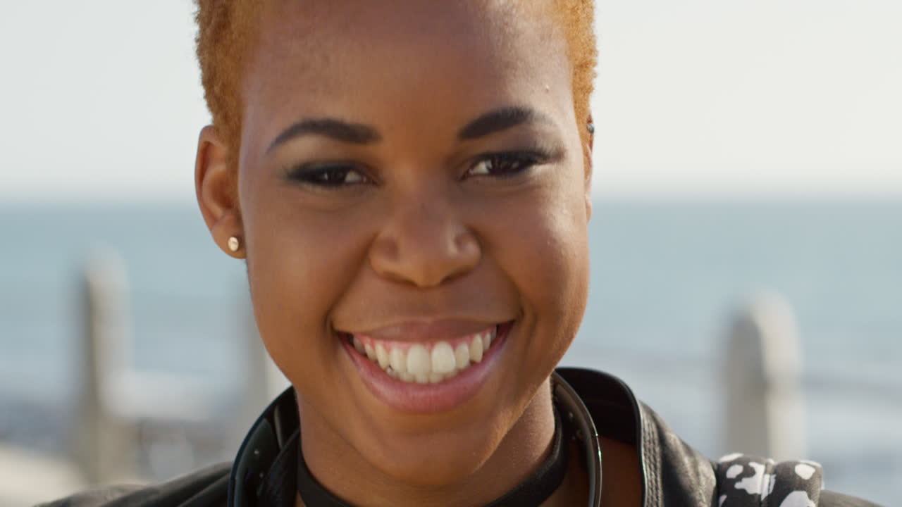 Heureuse, joyeuse et visage d'une femme noire