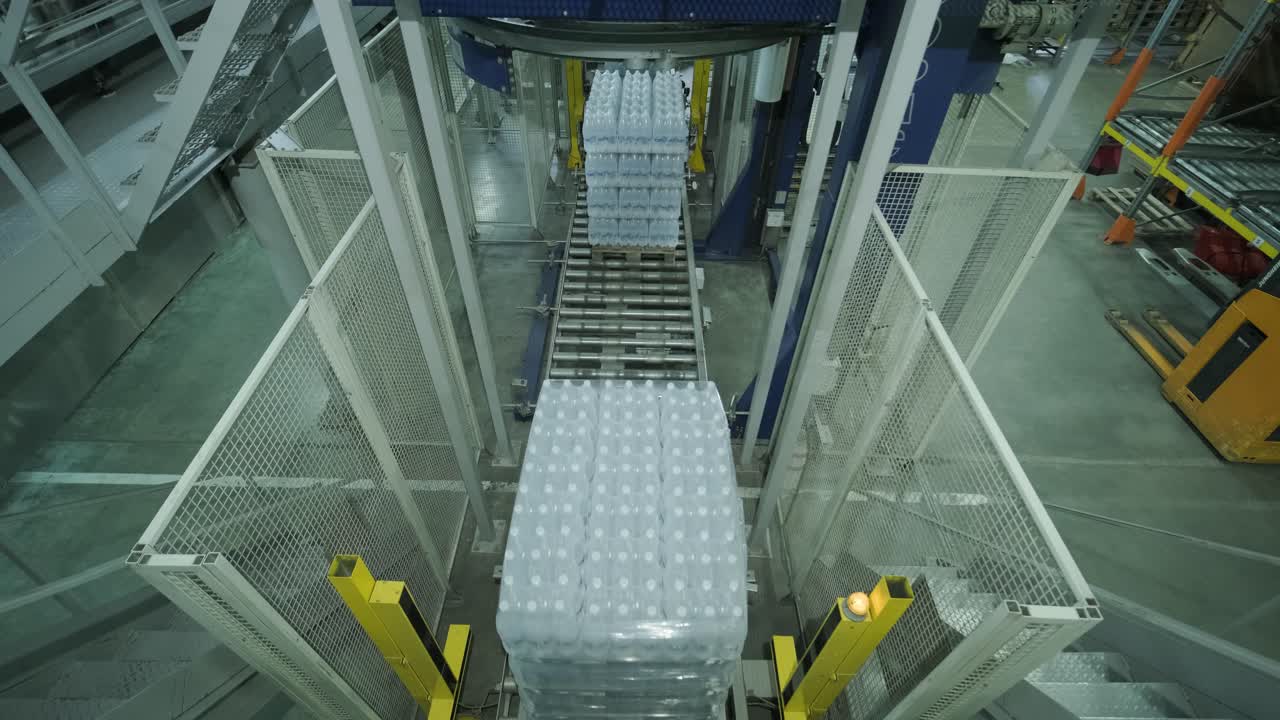 Modern strapping and transporting machine for packaging line at beverage plant