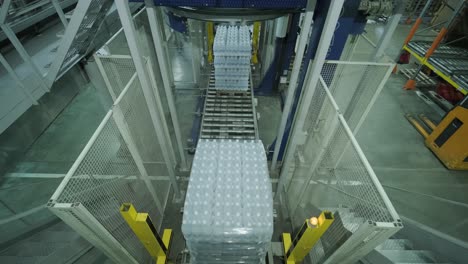 máquina moderna de ataduras y transporte para la línea de envasado en la planta de bebidas