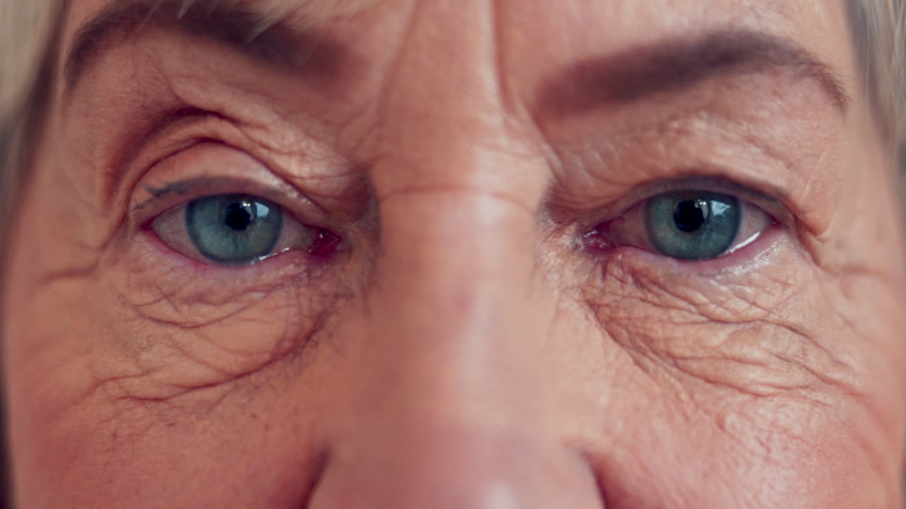 mujeres mayores, ojos y primer plano para la salud