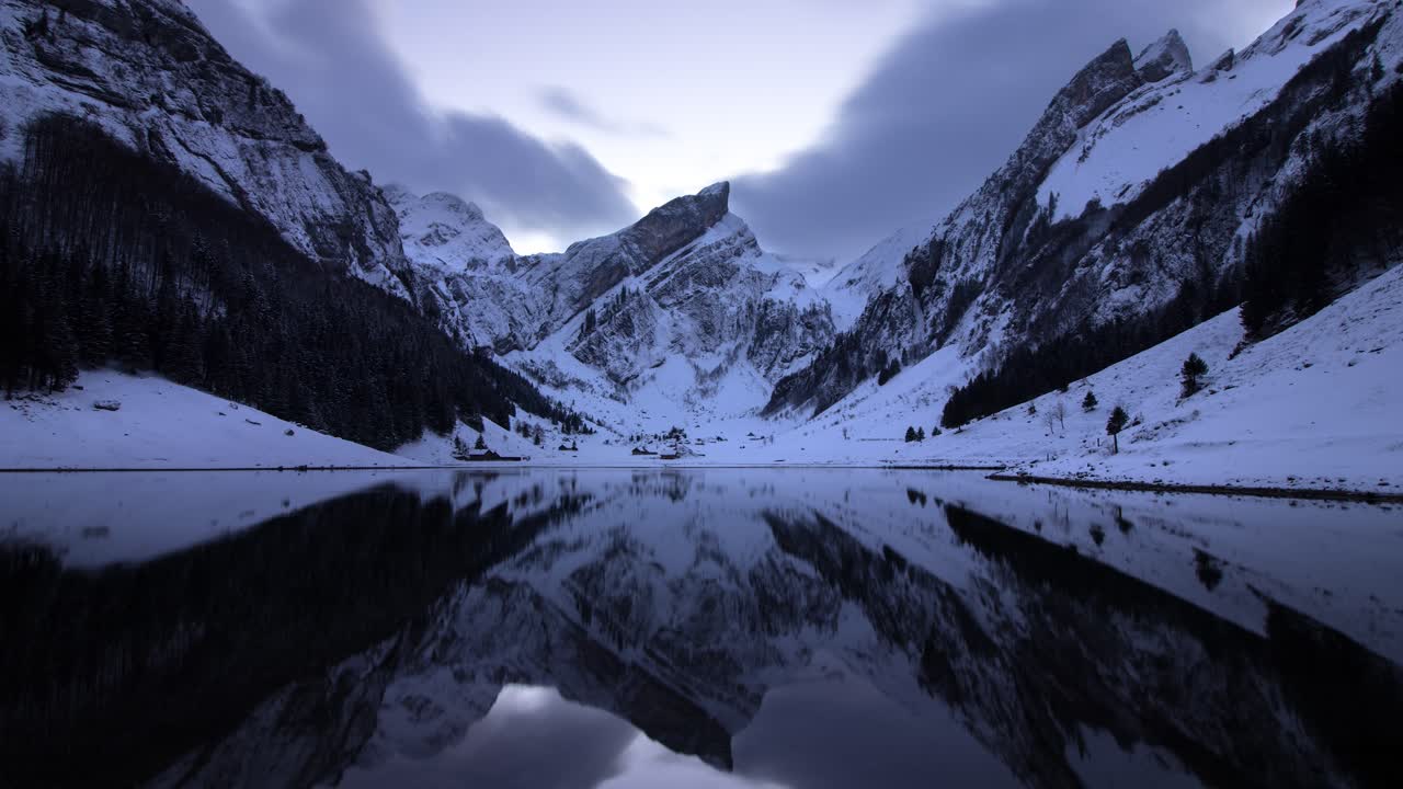 lapso de tiempo de crepúsculo de invierno del lago seealpsee en appenzell, suiza durante el invierno con nieve y reflexión