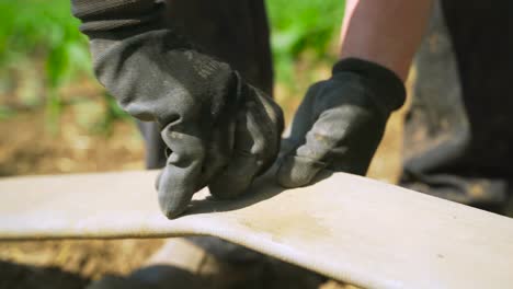 Landwirt-Installiert-Ein-Tropfsystem-In-Einem-Maisfeld