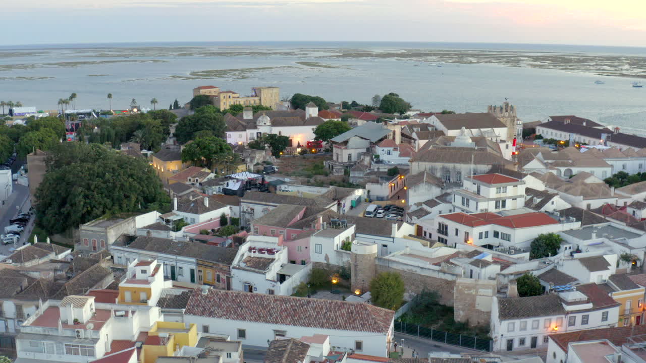 Vista aerea orbitale della storica città vecchia di Faro, Algarve, Portogallo