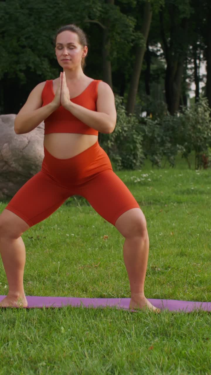 Donna incinta che pratica yoga all'aperto