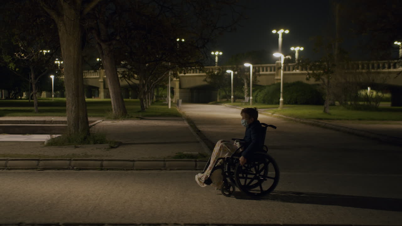 저녁 공원에서 장애인 아이의 외로운 산책