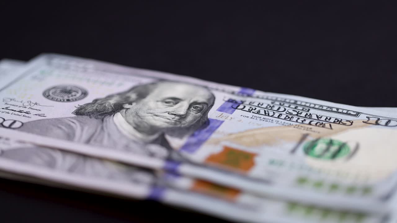 una cuenta de dinero en efectivo estadounidense de cien dólares