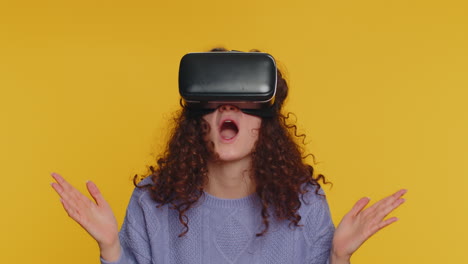 mujer joven usando casco de auriculares de realidad virtual para jugar aplicación de juego de simulación, viendo contenido de video