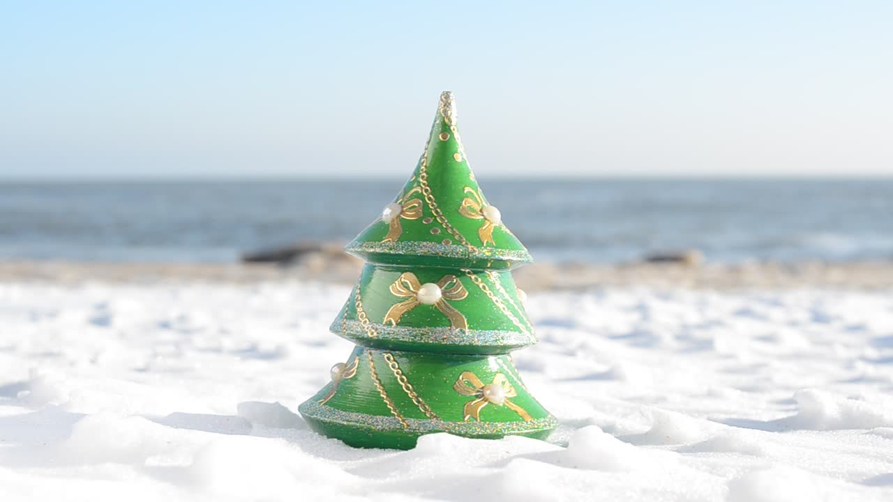 Abete di Capodanno sulla spiaggia. Scatto sulla spiaggia
