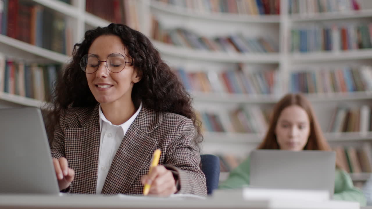 mujer estudiando en una biblioteca