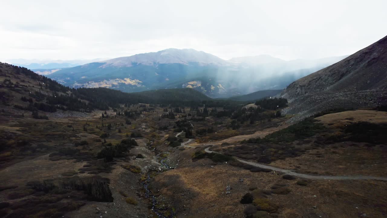 ruta de senderismo en Colorado durante una tormenta en las Montañas Rocosas, colores otoñales, tormenta de granizo en las Rocosas