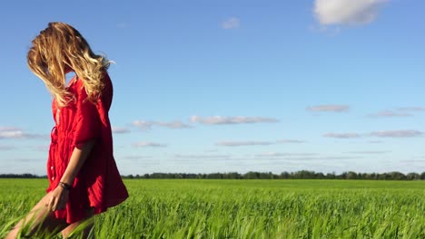 mujer con un vestido rojo en un campo