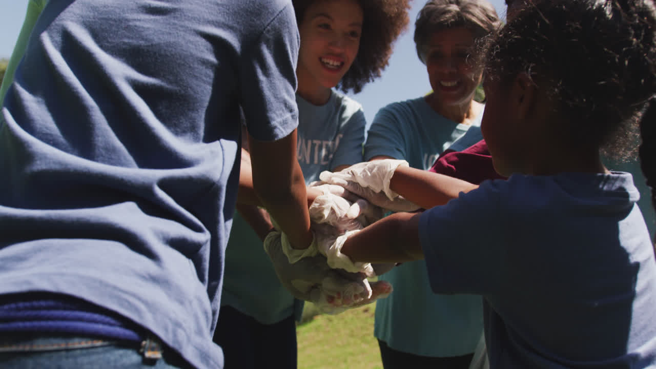 familia feliz limpiando un jardín juntos