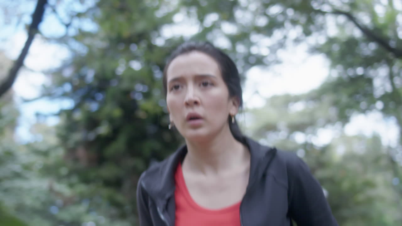 ⁇ 인 머리카락 을 가진 여자 가 아침 에 태양 이 밝게 빛나는 공원 의 가장자리 에서 가 ⁇ 운 운동 을 하고 있다