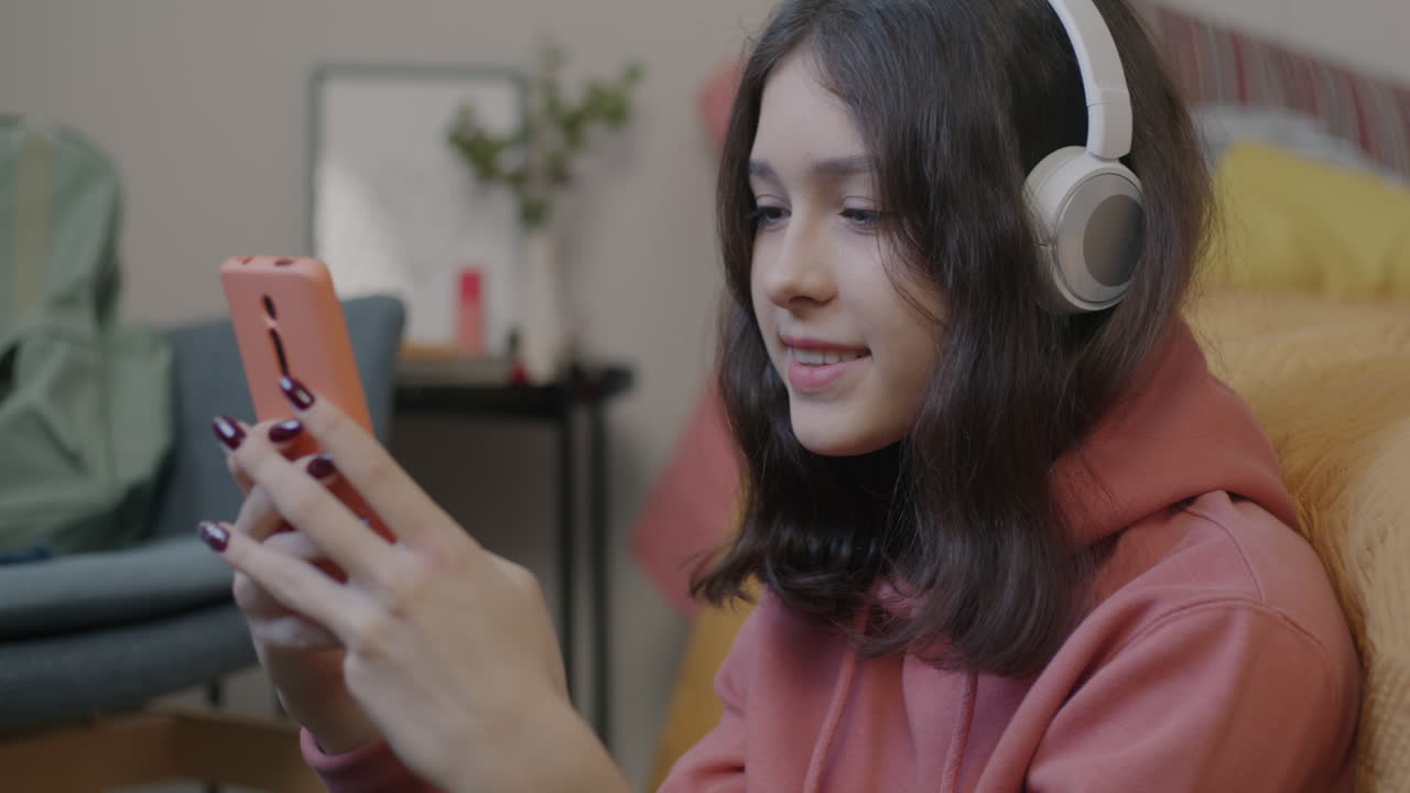 Ragazza che usa uno smartphone con le cuffie