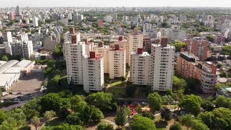 elevándose sobre un complejo residencial en buenos aires, argentina