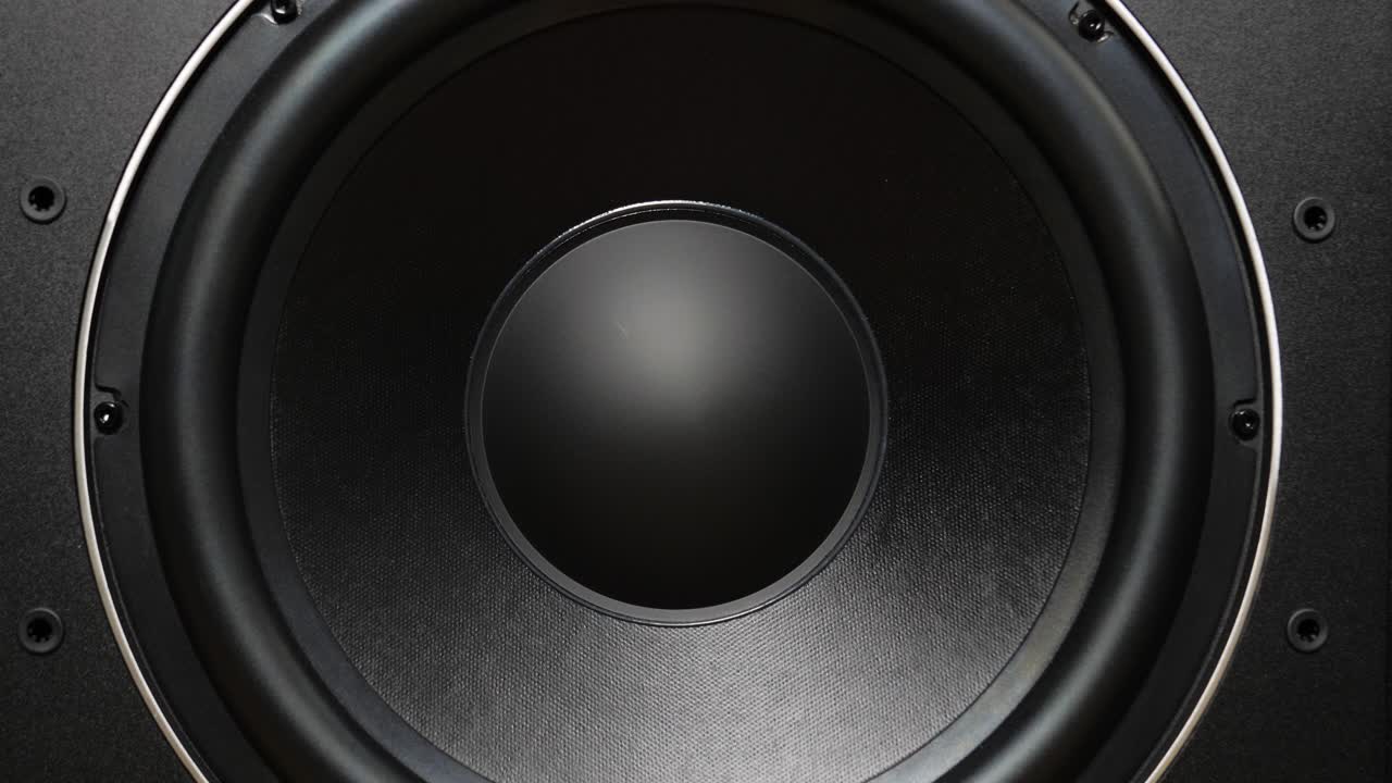 close-up controlado por movimento de uma caixa bass reflex