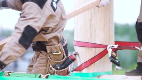 trabajadores de la construcción que utilizan equipos de seguridad