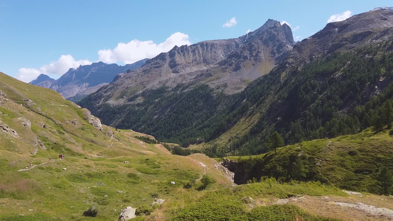vista aérea de los alpes alpinos al final del verano