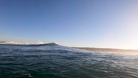 cámara lenta: surfista extremo surfeando dentro de una gran ola de tubo de barril